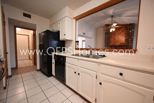 Building Photo - Ranch Style Home in Niceville