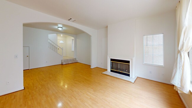 Building Photo - 4 Bedroom 2 1/2 bath two story townhome fo...