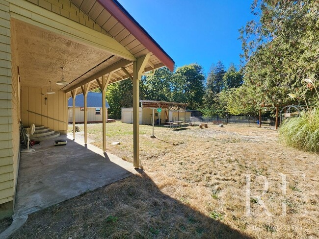 Building Photo - Charming Farmhouse in Town — Hobby Ready &...