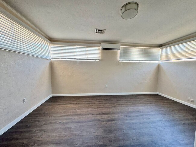 Building Photo - South Scottsdale huge corner lot 3 bedroom...