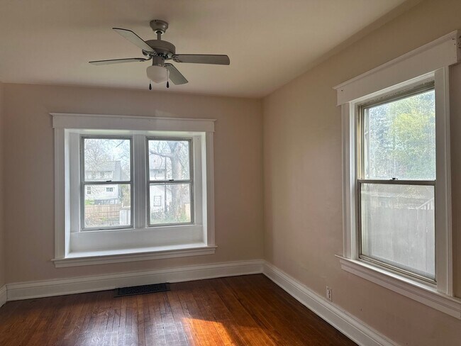 Building Photo - SINGLE FAMIKY FOR RENT IN MAPLEWOOD LOCATION !