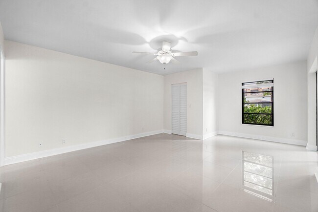 Building Photo - 7290 Kinghurst Dr