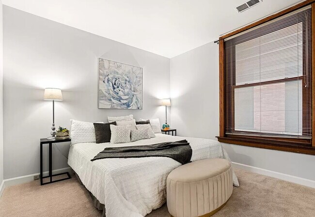 Building Photo - Chic 1-Bed Condo with Hardwood Floors in Prime Chicago Location!