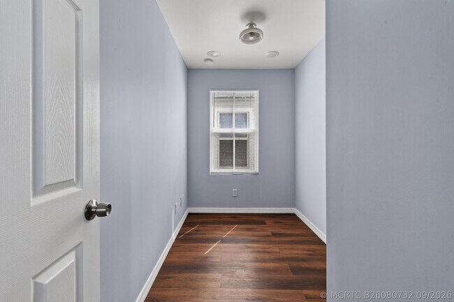 Building Photo - 639 6th St