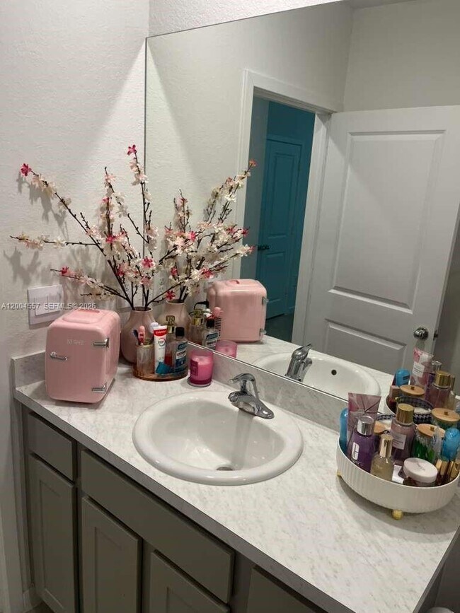 Building Photo - 1431 NE 3rd Ave