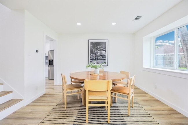 Building Photo - 2104 Malvern Hill Dr