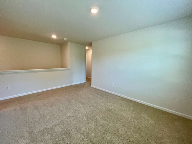 Building Photo - Spacious 5-Bedroom Haven With 3 Full Baths...