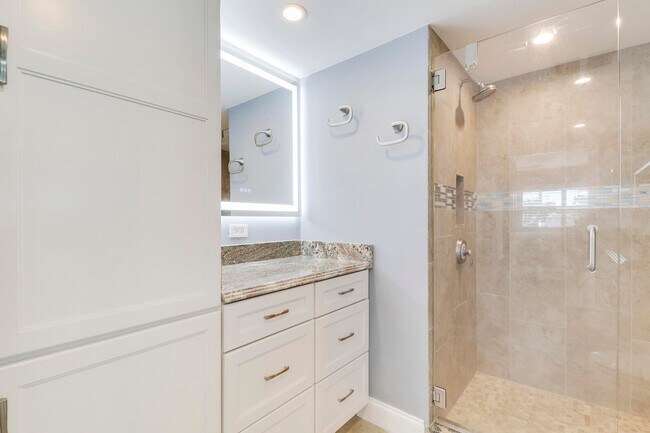 Building Photo - 515 Bay Colony Dr N