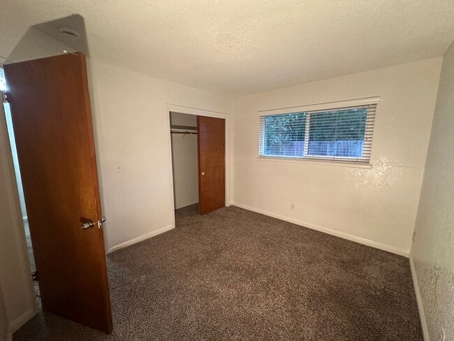 Building Photo - NICE DUPLEX IN ELVERTA!!