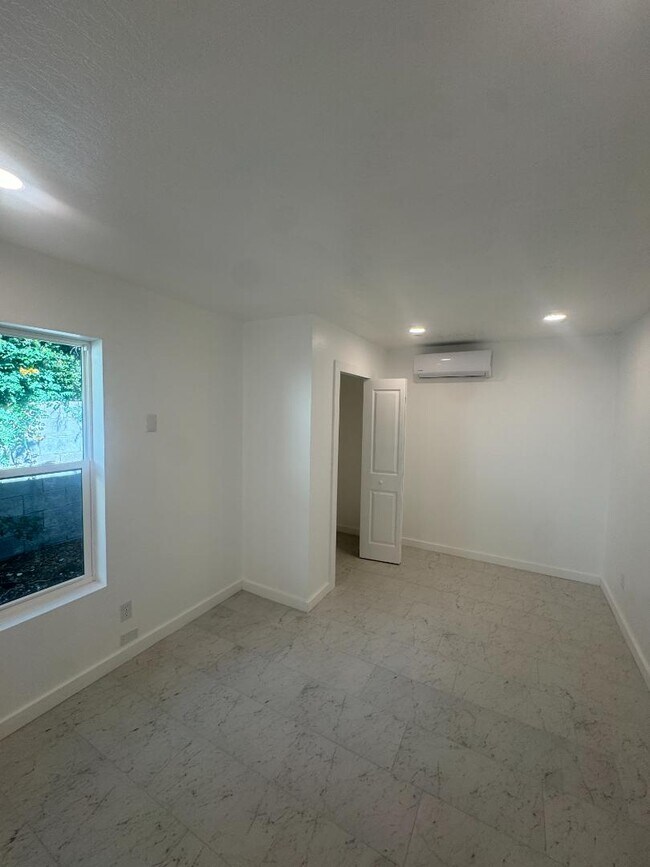 Building Photo - 11216 Baja Dr NE
