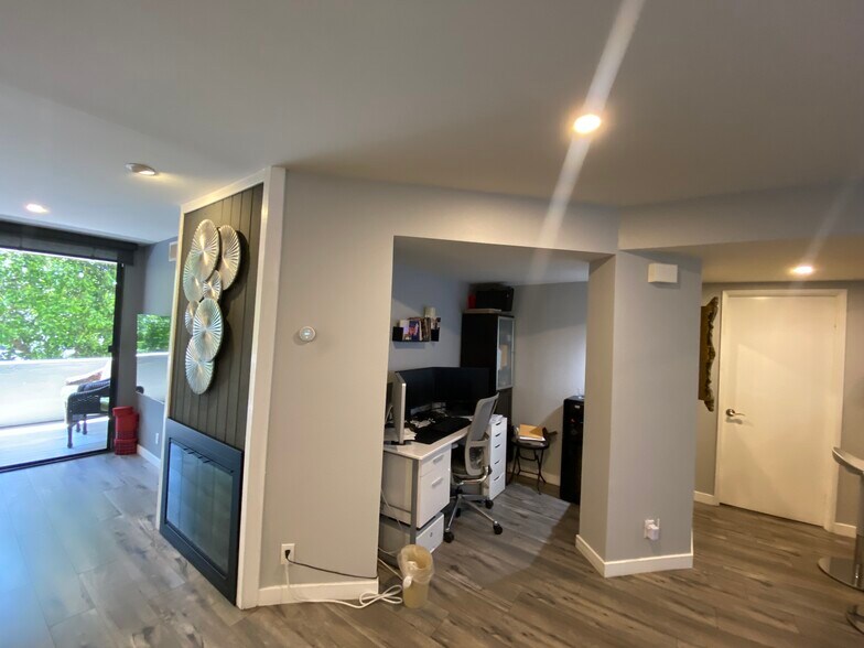 office room - 16866 Kingsbury St