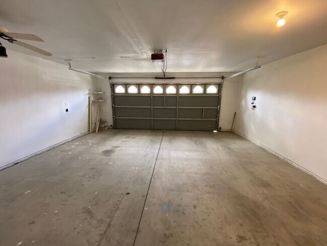 Building Photo - Coming soon, Beautiful Home located SE Visalia!