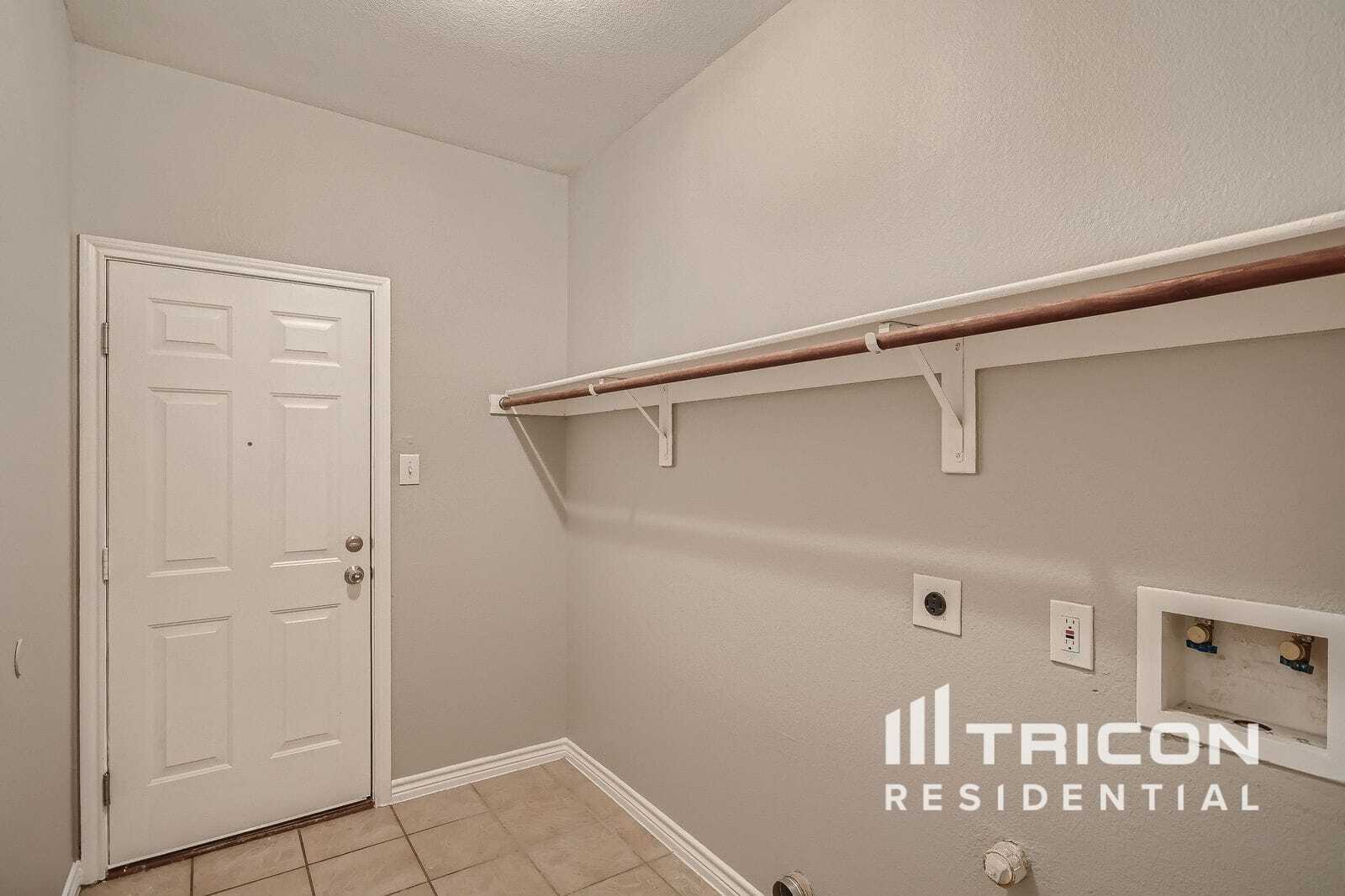 Building Photo - 2710 Hawthorne Dr