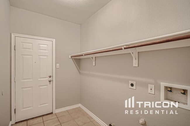 Building Photo - 2710 Hawthorne Dr