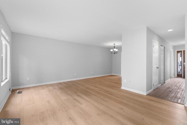 Building Photo - 2813 Cambridge Dr