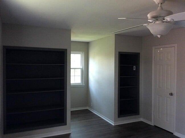 Building Photo - 3035 Mosby Dr