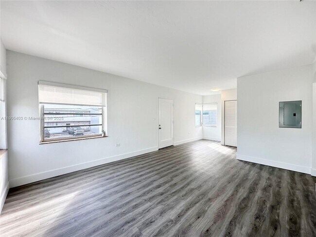 Building Photo - 1920 Biarritz Dr