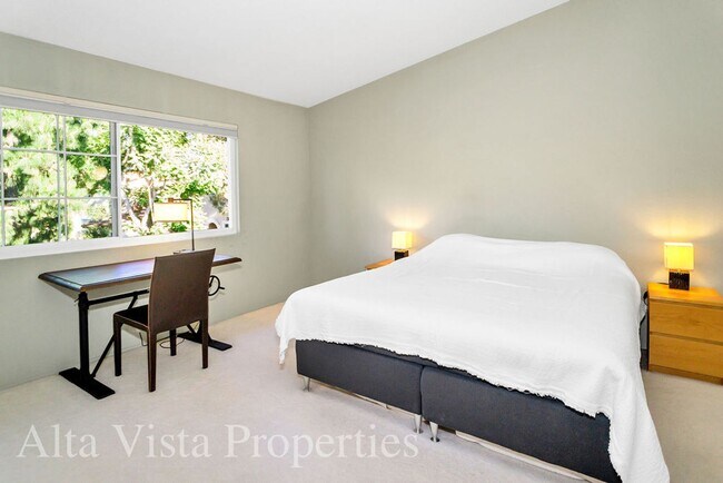 Building Photo - Beautiful Dual Master bedroom Townhome in ...