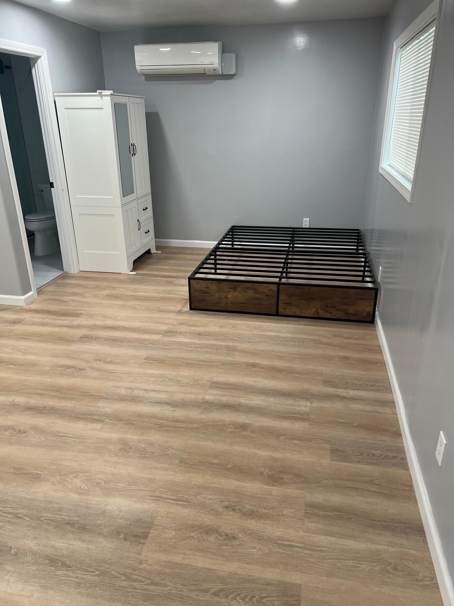 Living quarters - 4862 N Mangrove Ave