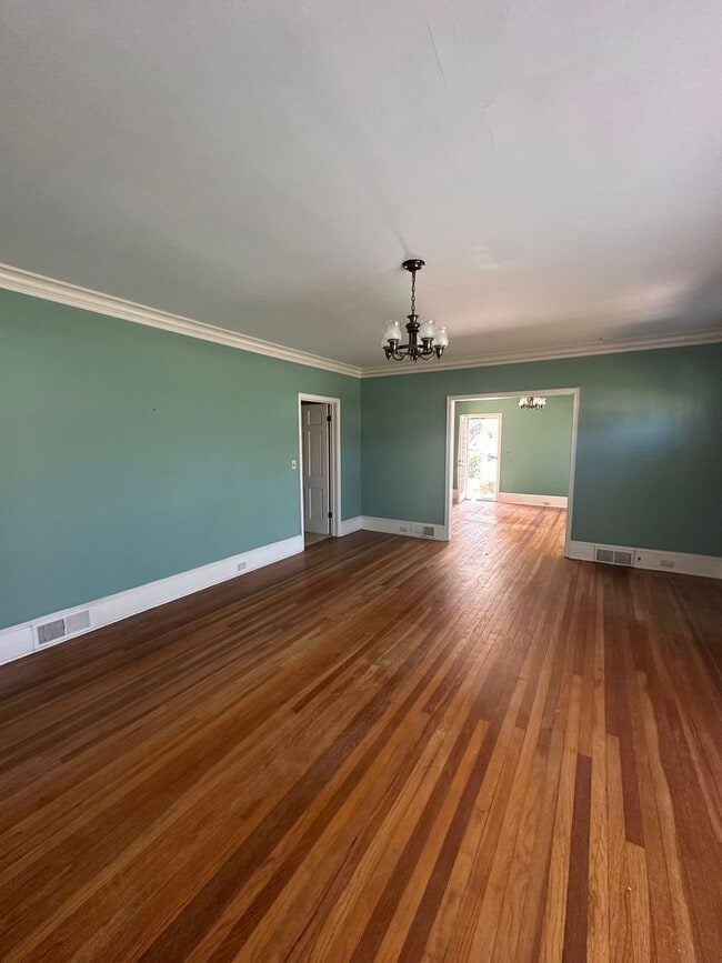 Building Photo - 3 Bed 2 Bath Brick Home with Fenced in Backyard and Additional Living Space