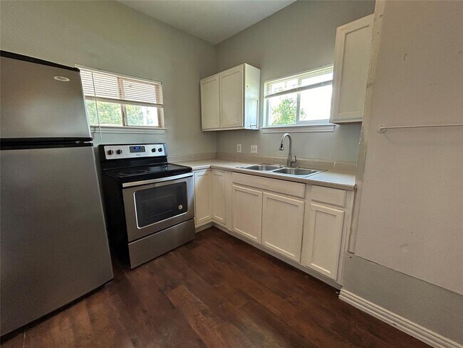Building Photo - 400 Symes St
