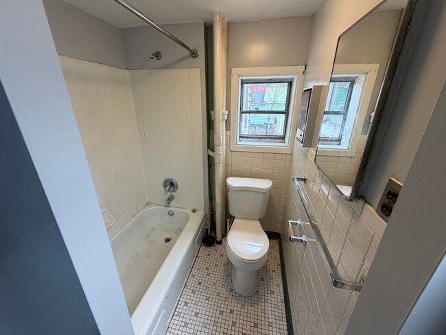 Building Photo - 1204 N State St