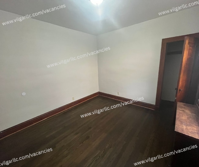 Building Photo - 3 large bedrooms, 1 full bath home in Gary...