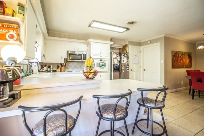 Building Photo - Great 3 bedroom 2 bathroom house in fantastic Location!