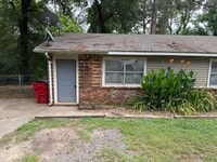 Building Photo - 2 Bed 1 Bath Duplex