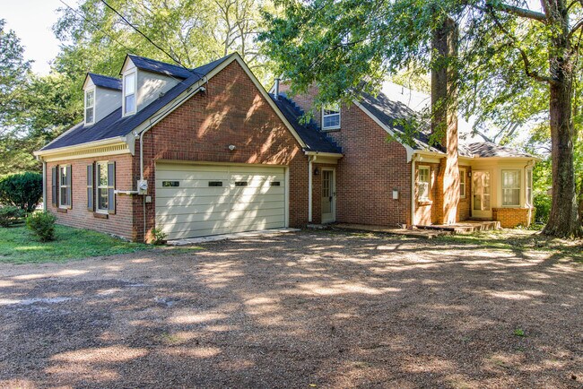 Building Photo - Huge Yard and Privacy, Right on Hillsboro Road at Fieldstone Farms!