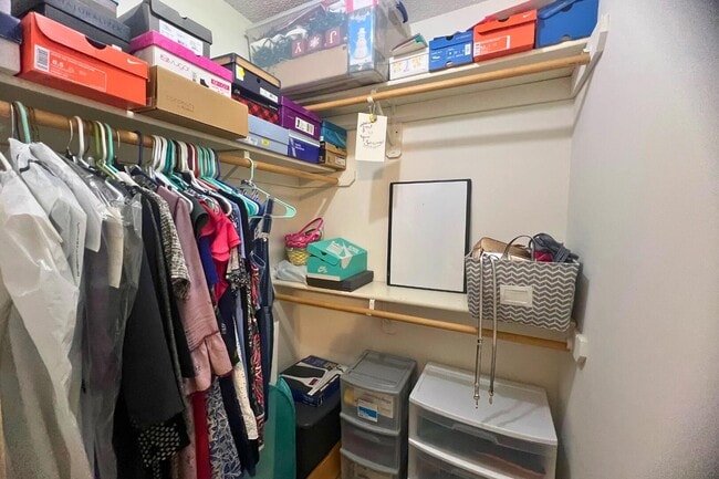 Building Photo - 2402 Garden Dr