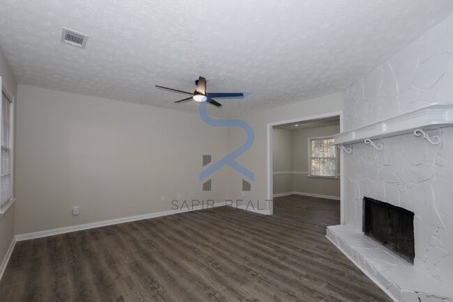 Building Photo - Move in before November 15th and choose yo...