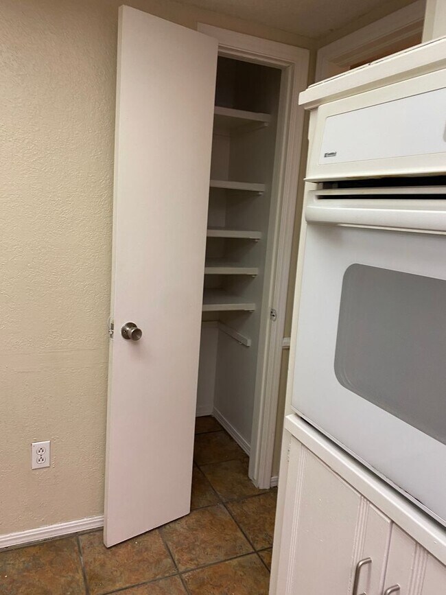 Building Photo - 2312 Shadowlake Dr