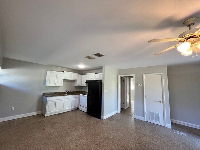 Building Photo - Simple & small 2BR Duplex