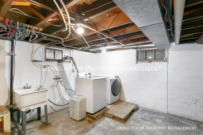 Building Photo - 2927 SW Hume Ct