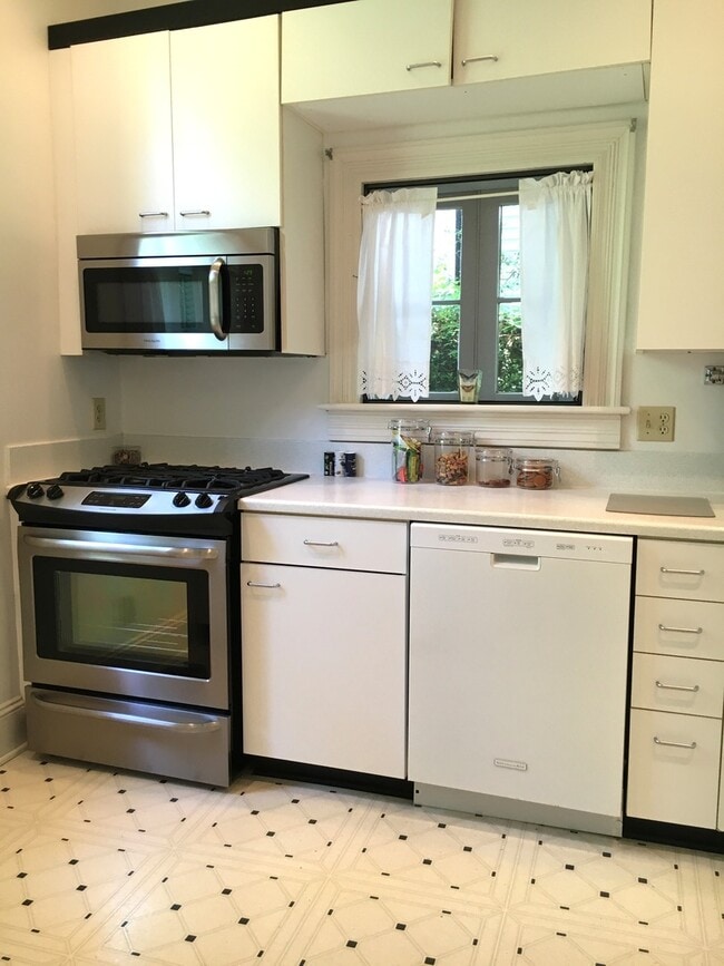 Building Photo - Charming Fully Furnished Garden CottageLlocated in South of Broad