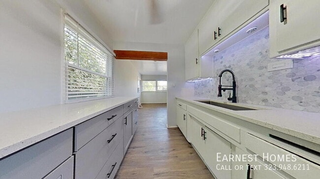 Building Photo - 15544 Romar St