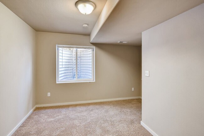 Building Photo - $2170 | 3BR / 3.5BA | Pet Friendly Townhou...