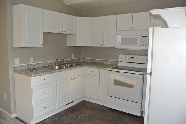 Building Photo - 2 Bedroom House!