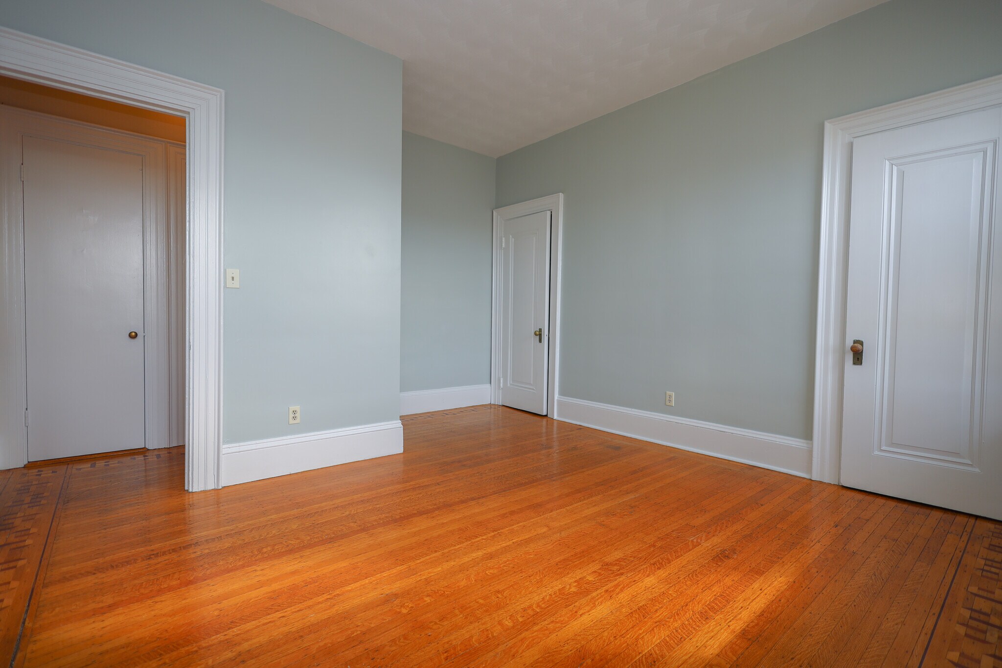 Building Photo - 465 Park Dr