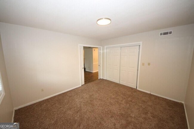 Building Photo - 6851 Roswell Rd