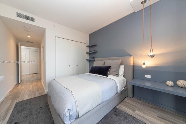 Building Photo - 801 S Miami Ave