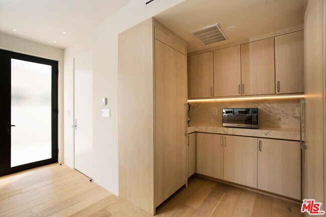 Building Photo - 508 N Sweetzer Ave