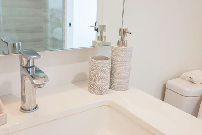 Building Photo - Luxurious Jewel high-rise condo unit; FULL...