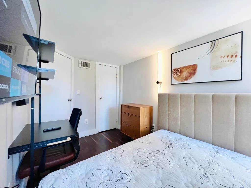 Building Photo - Furnished room/NOT APARTMENT
