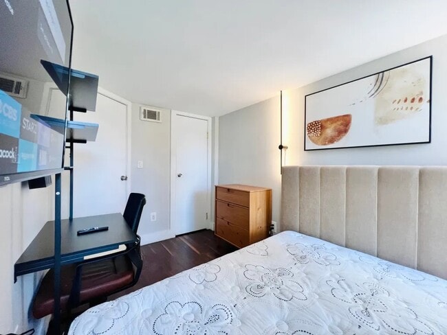 Building Photo - Furnished room/NOT APARTMENT