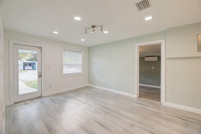 Building Photo - 1317 SW 31st St