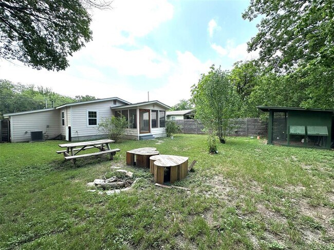 Building Photo - 904 Valdez St