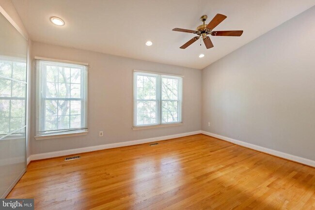 Building Photo - 215 Lynn Manor Dr