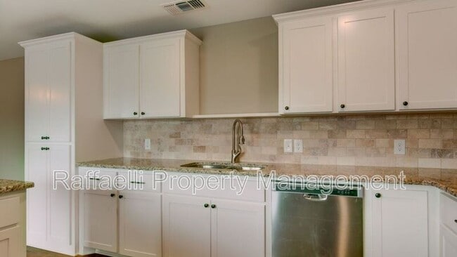 Building Photo - 2 Fernwood Dr